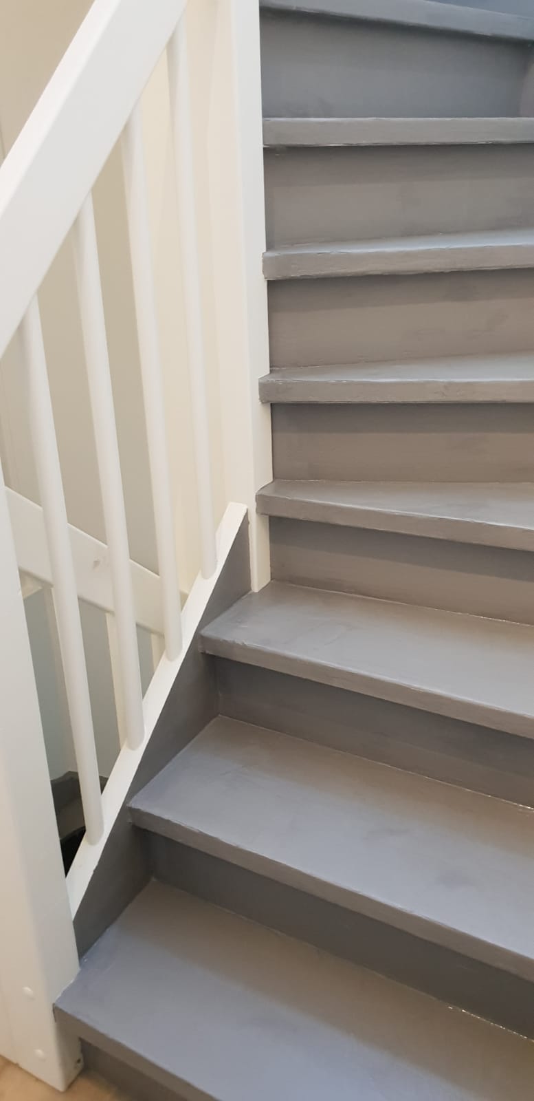Betonstuc trap in de kleur grijs